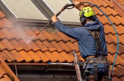 Démoussage et hydrofuge de toiture à Corps